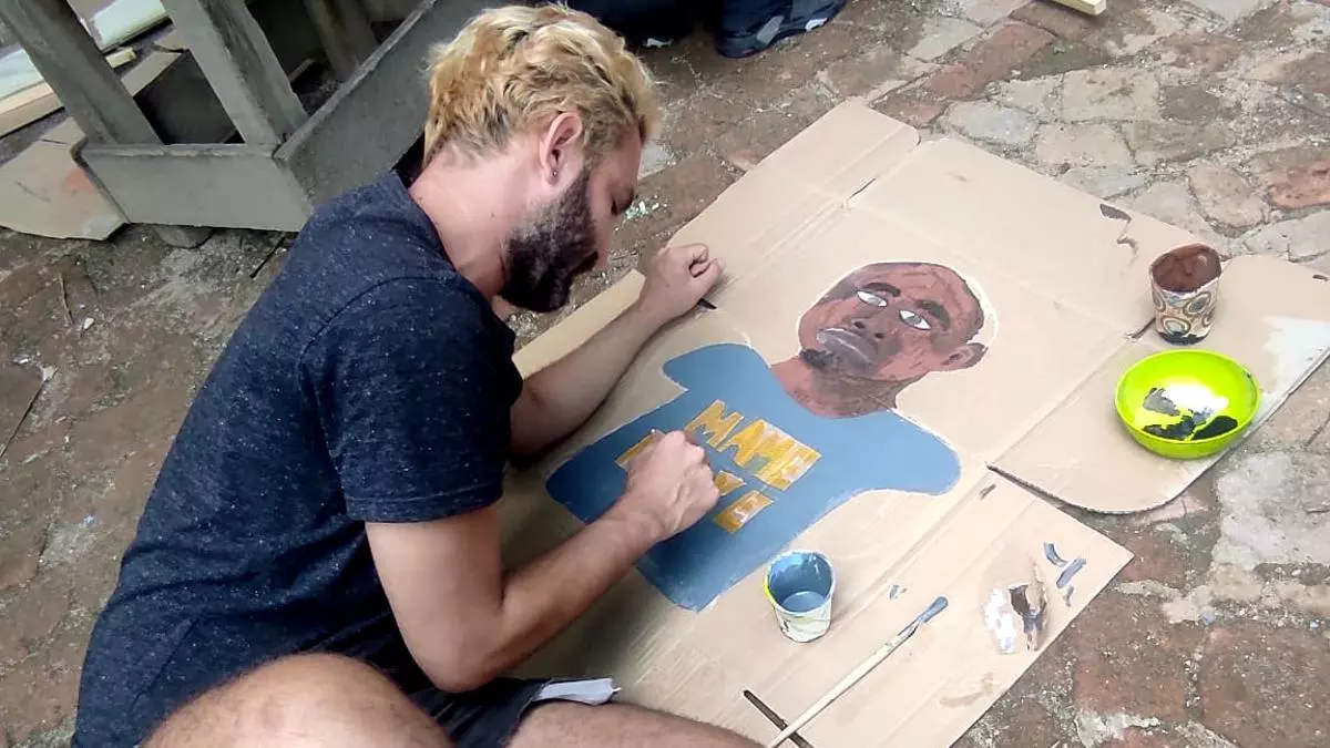 Dani Zelko dibujando a Mame Mbaye en una actividad del Museo Situado Antonio Perez