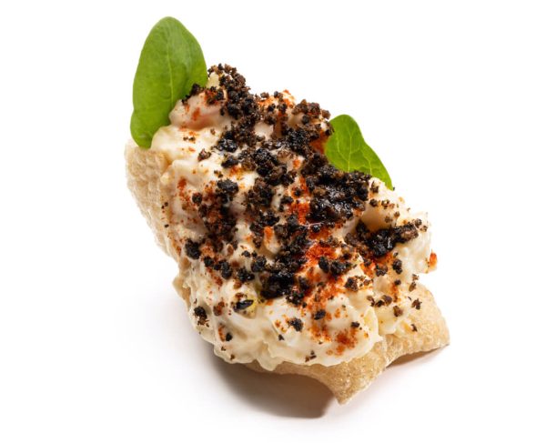 Chinaski Lavapiés - Ensaladilla sobre crujiente de trigo