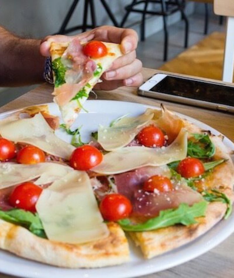 PRIMADONNA-Pizza-Bar-Porcion-pizza-Primadonna-con-mozzarella-jamon-serrano-rucula-tomate-cherry-parmesano-y-ajo