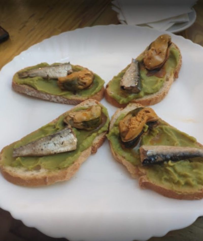 TAPA-SARDINILLAS-Y-AGUACATE-600x677