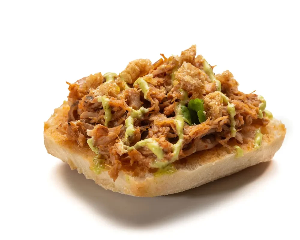 amor-voodoo-tinga-de-carnitas-con-crujientes-salsa-de-hierbas-y-citricos-01