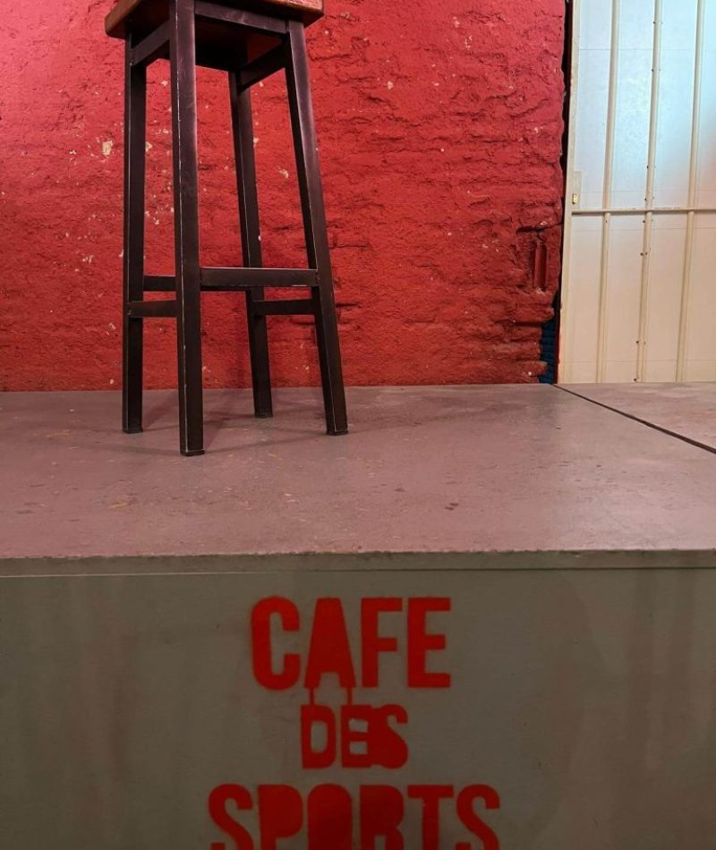 escenario-cafe-des-sports-768x1024