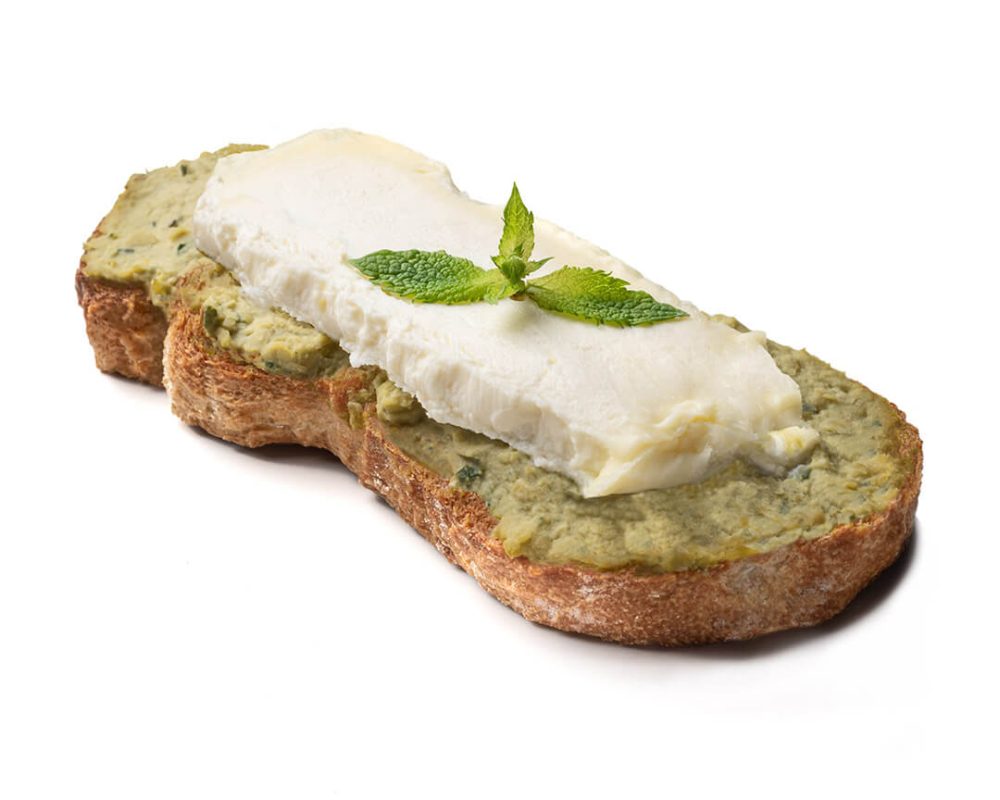 liberte-cafe-hummus-de-guisantes-con-queso-de-cabra-a-la-francesa-01
